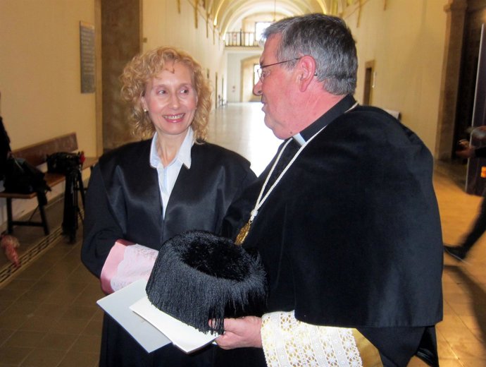 La nueva rectora de la UPSA, junto al responsable saliente, Ángel Galindo