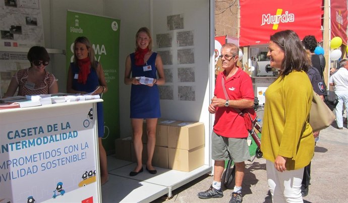 Lola Sánchez visita la Caseta informativa de la Semana de la Movilidad