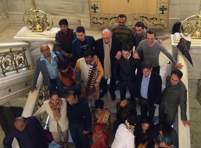 El equipo del espectáculo Flamenco India posa en el Ayuntamiento de Valladolid