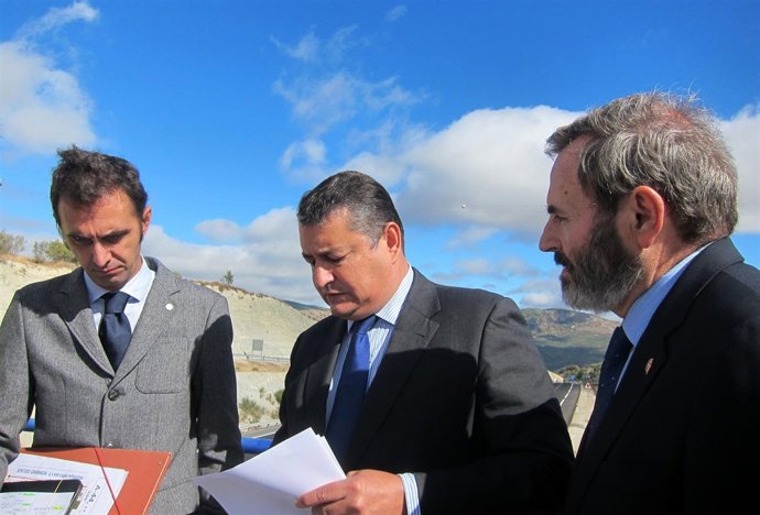 El delegado del Gobierno en Andalucía, Antonio Sanz (centro).