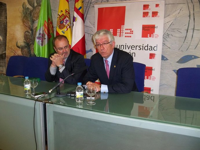 Fernando Rey (izq) y el rector de la Universidad de León tras la reunión