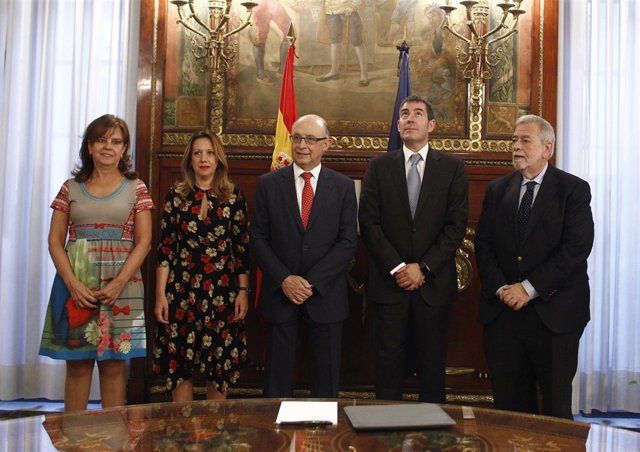 Cristóbal Montoro se reúne con el presidente de Canarias, Fernando Clavijo