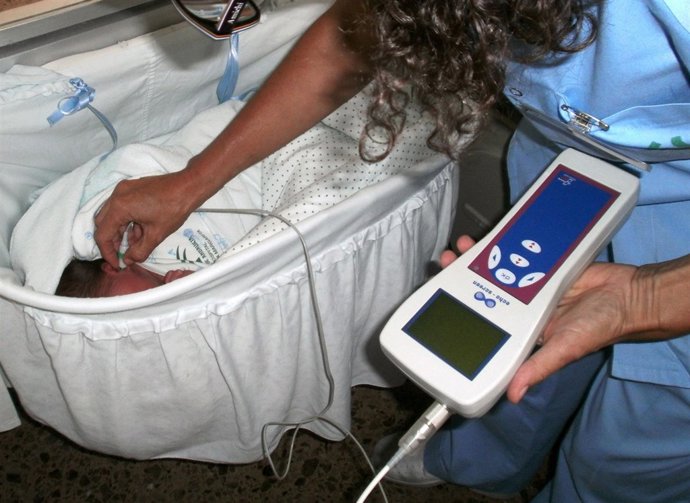 Un bebé es sometido a una prueba de audición