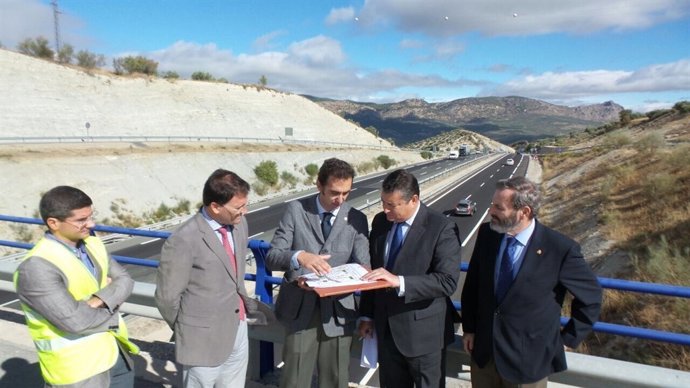 Sanz visita obras de la A44