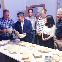 Vallejo (1i) y Reyes (2i) visitan el Museo Miguel Hernández-Josefina Manresa.