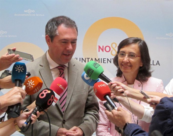 Juan Espadas y Rosa Aguilar, tras la reunión