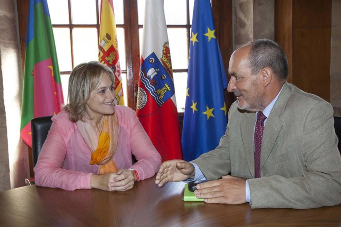 La alcaldesa de Camargo con el director del aeropuerto