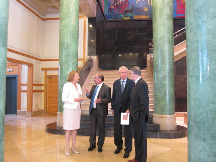 Los expresidentes de Aragón junto a Javier Lambán hoy en el Pignatelli