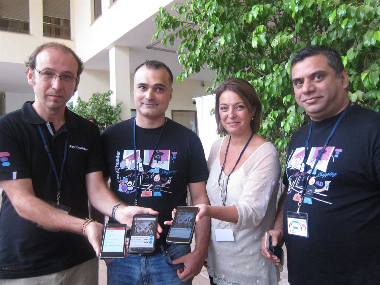 Isabel Ambrosio con los representantes de la jornada de PayThunder