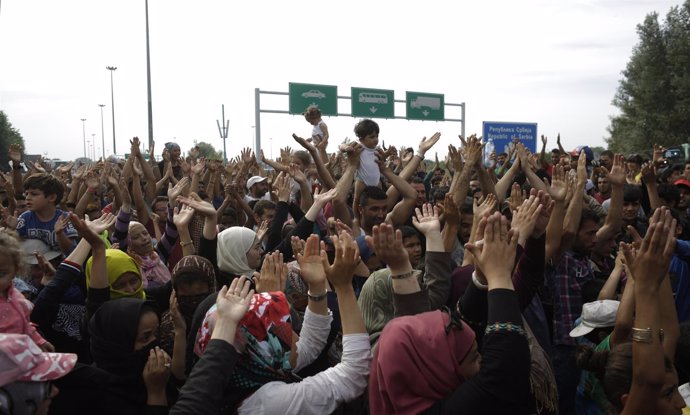 Refugiados protestan del lado serbio frente a la frontera con Hungría