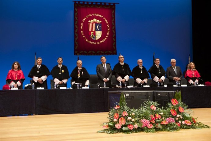 Manel Palomar y Ximo Puig presiden el acto solemne de inicio de curso