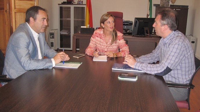 Antonio de la Torre (i) en la reunión con Yolanda Reche.