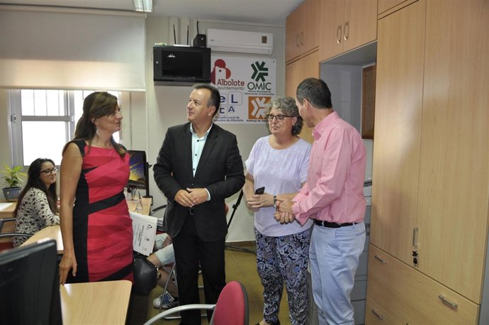 El delegado de Salud en Granada, Higinio Almagro, en la OMIC de Albolote.