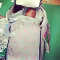 Un bebé de seis días es uno de los pocos refugiados que ha podido entrar en Hungría