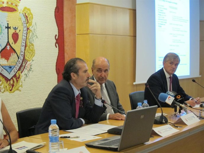 El abogado Miquel Roca en el Colegio de Abogados de Málaga