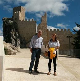 José Antonio Olivares y Pilar Salazar ante el castillo de La Iruela.