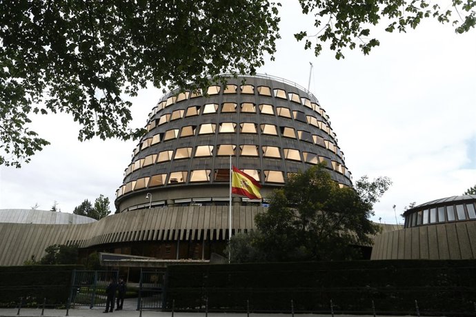 La bandera de España ondea en el Tribunal Constitucional
