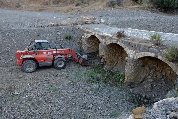 Limpieza del Ayuntamiento de Málaga en arroyo jaboneros