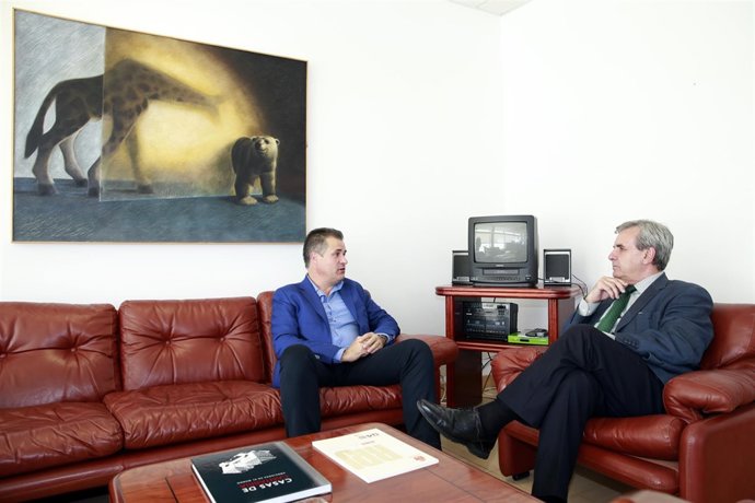 El consejero de Presidencia y Justicia con el alcalde de Astillero