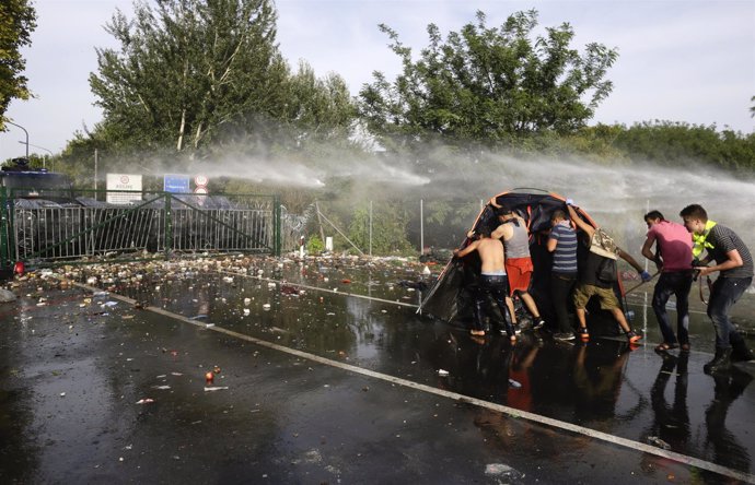 Choques entre refugiados y policías en la frontera entre Serbia y Hungría