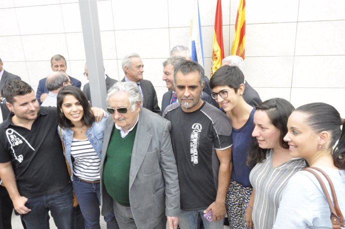El expresidente uruguayo José Mujica con diputados de Podemos Aragón.