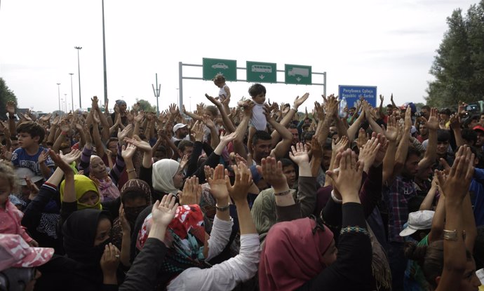 Refugiados agolpados en la frontera entre Serbia y Hungría