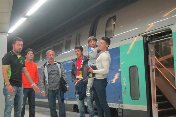 El refugiado sirio Oussamah Abdul Mohsen y 2 de sus hijos