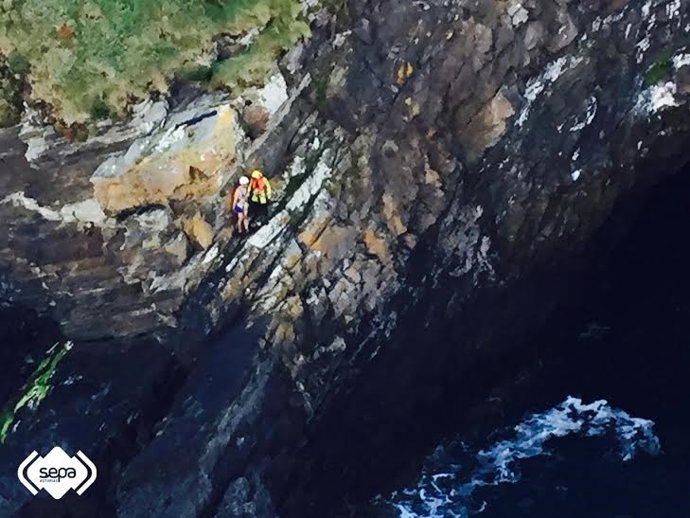 Rescate pescador en Coaña