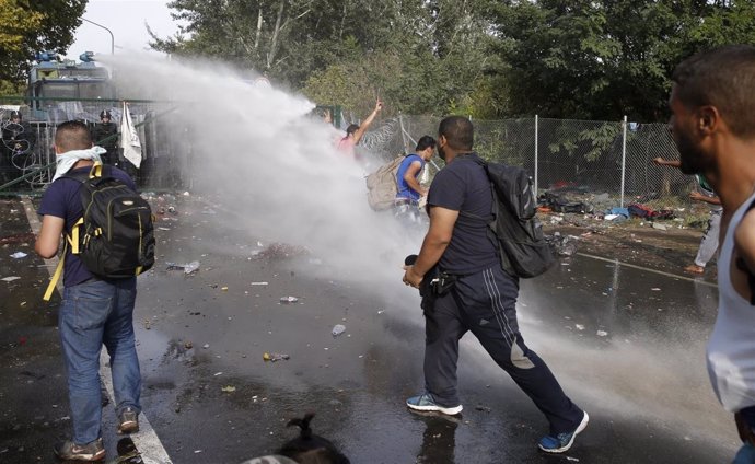 La Policía húngara llanza agua a los refuxaos. 
