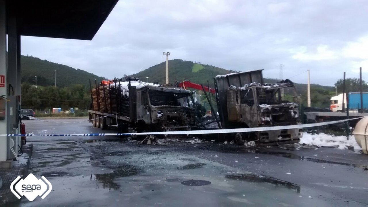 Incendio de dos camiones en Valdés. 