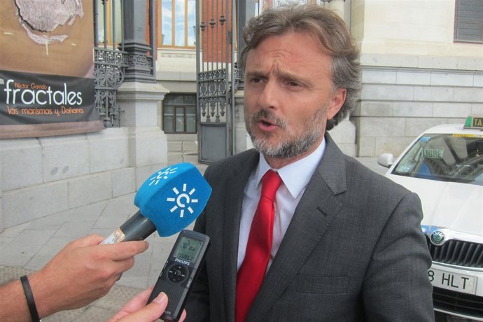 Fiscal atiende a los medios