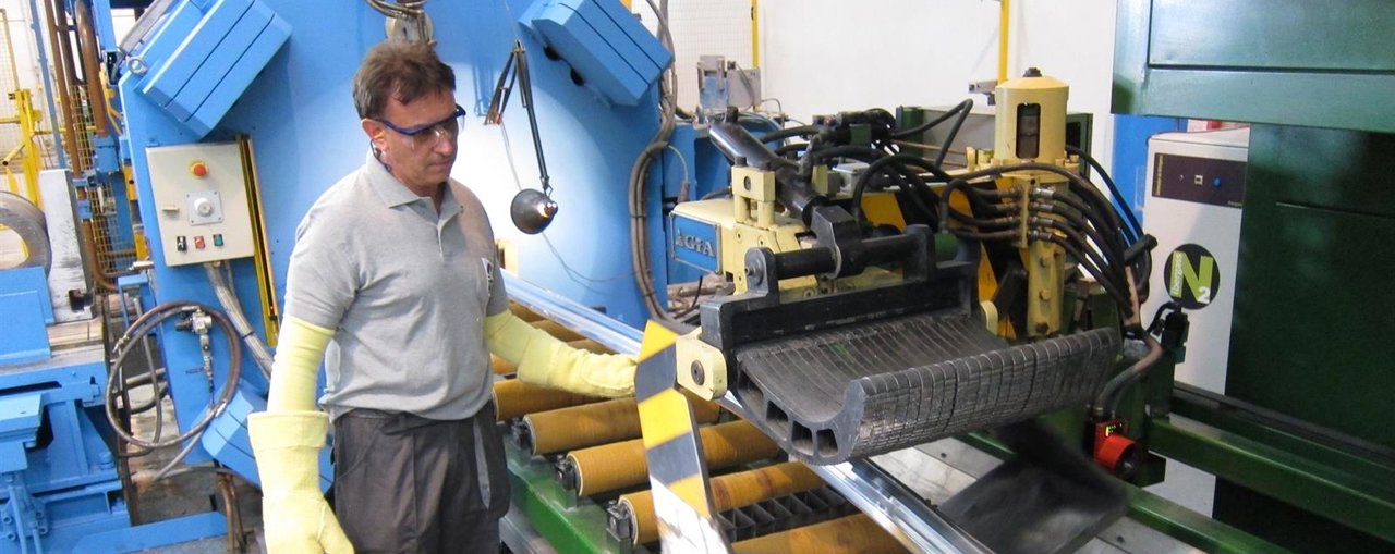 Operario trabajando en una fábrica.