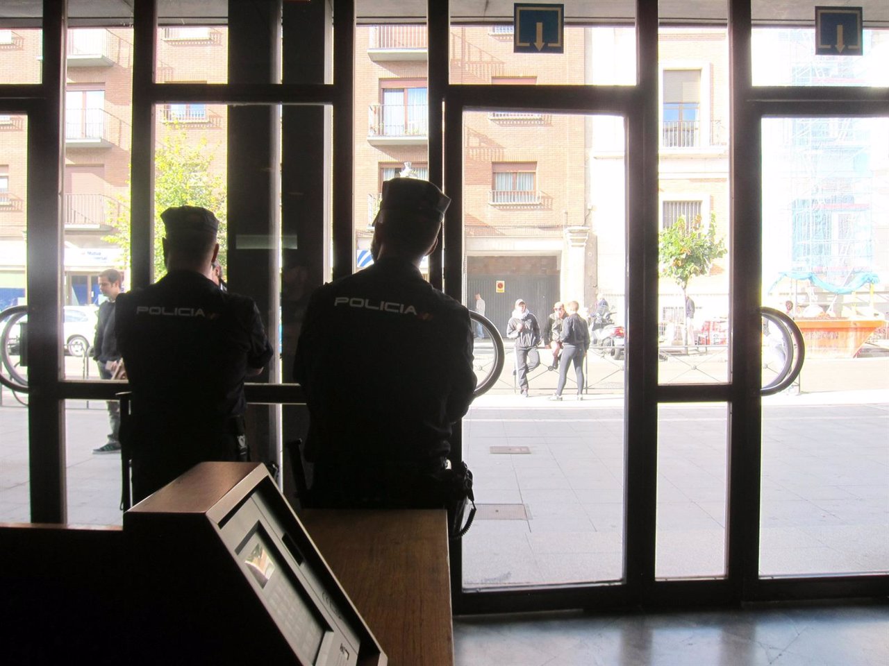 Dos policías vigilan a la entrada de los juzgados en previsión de incidentes.