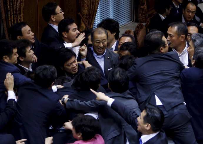 Pelea en la Cámara Alta de Japón durante una votación