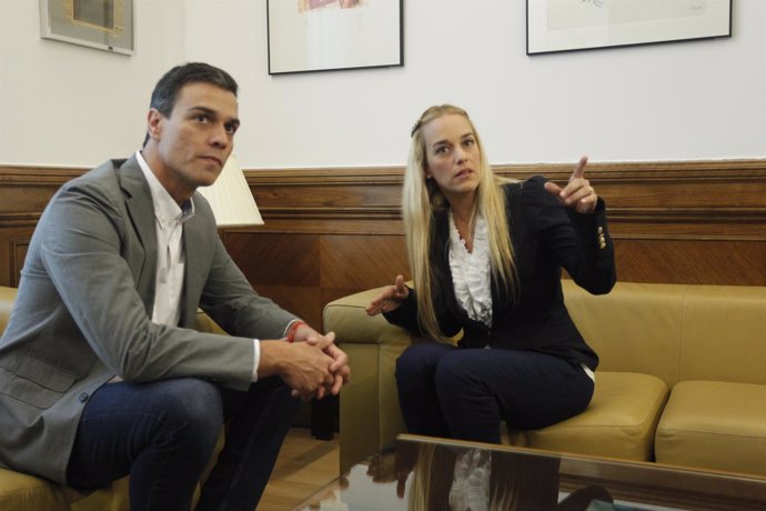 Pedro Sánchez se reúne en el Congreso con con Lilian Tintori, esposa de López