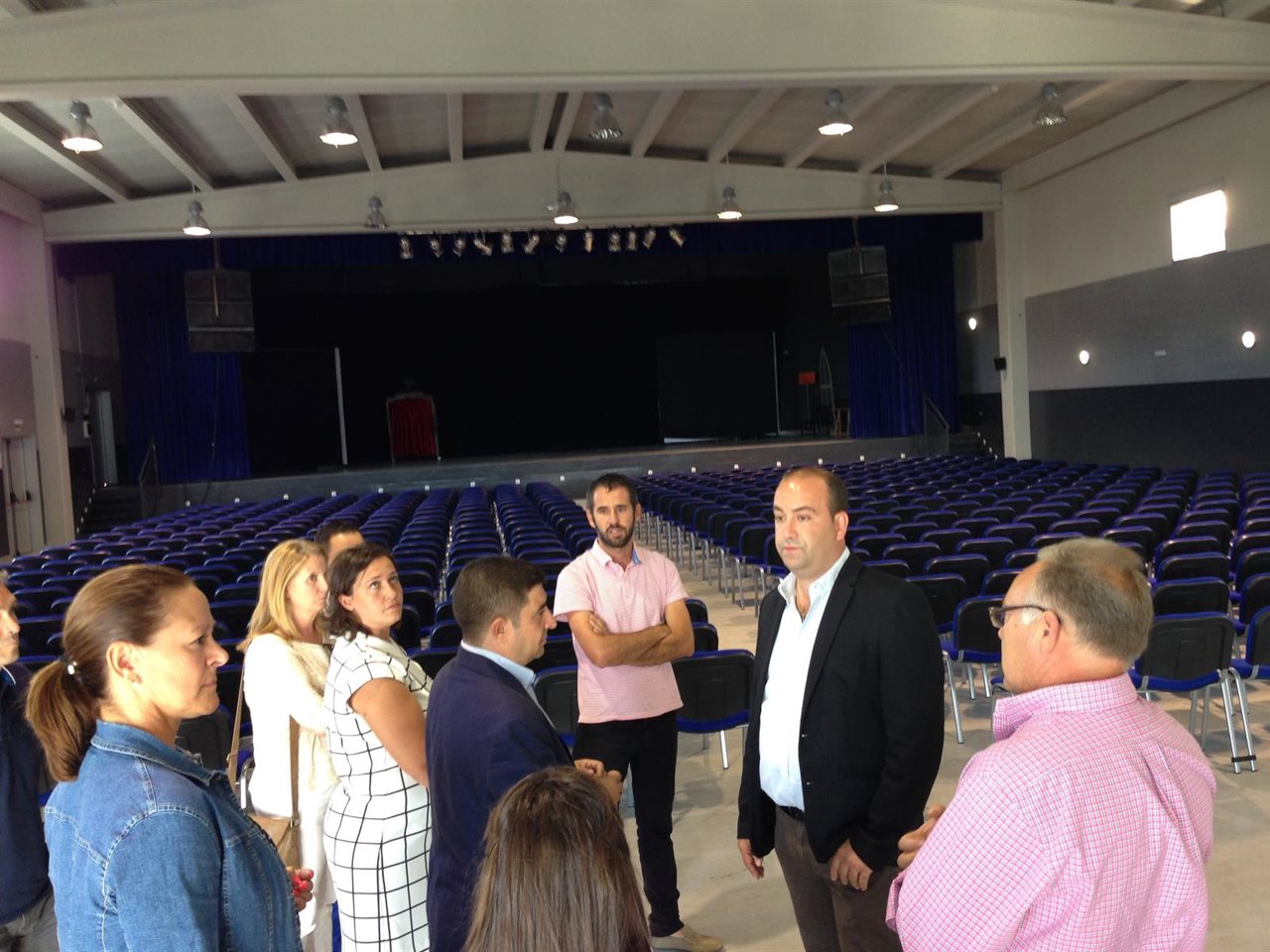 Reyes visita al centro social y cultural de Pozo Alcón.