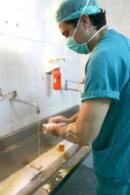 Cirujano lavándose las manos