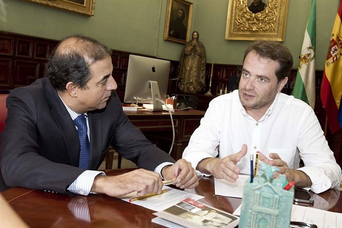 Encuentro rector US y alcalde de Mairena por el Colegio Mayor