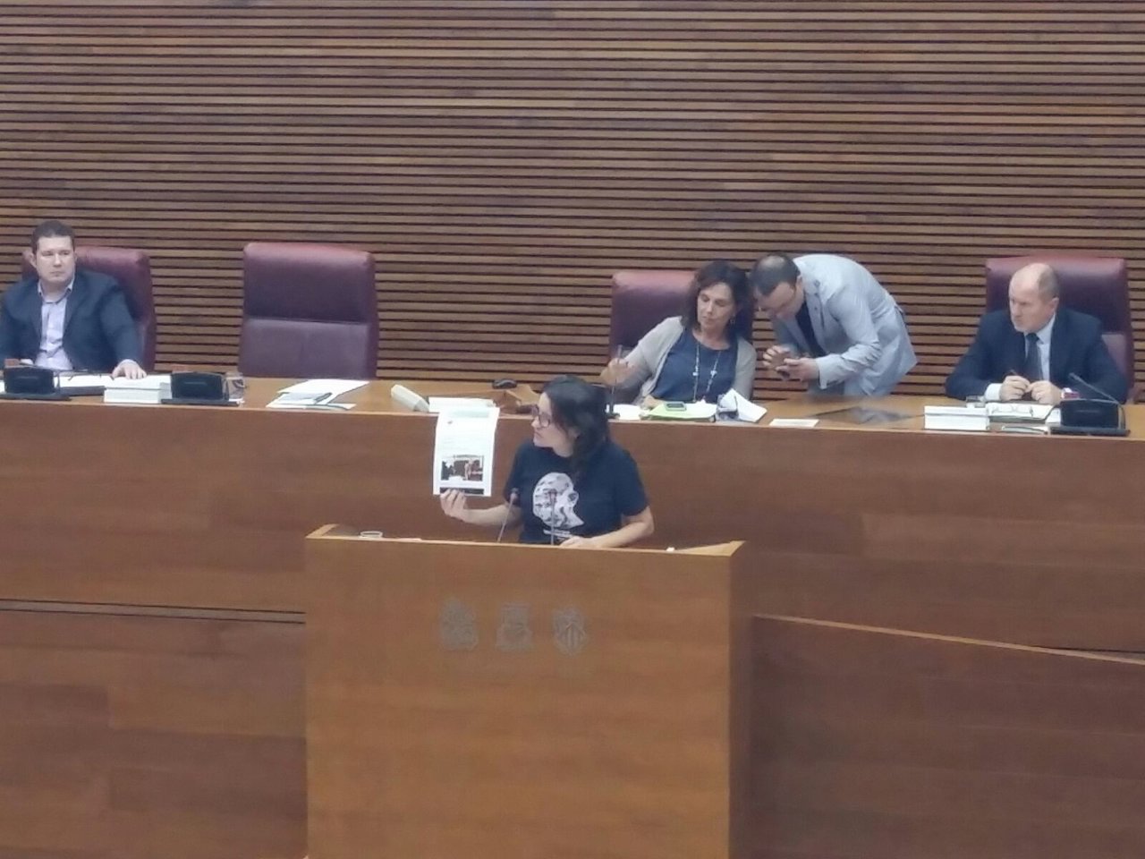 Oltra en la tribuna de las Corts