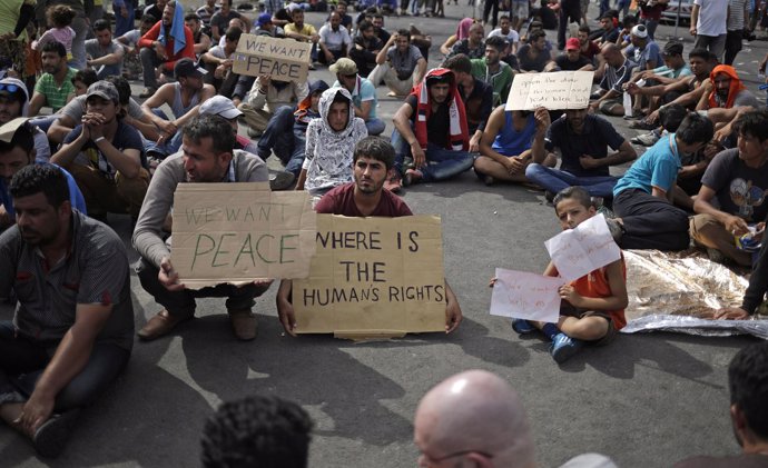 Refugiados protestan en la frontera con Hungría