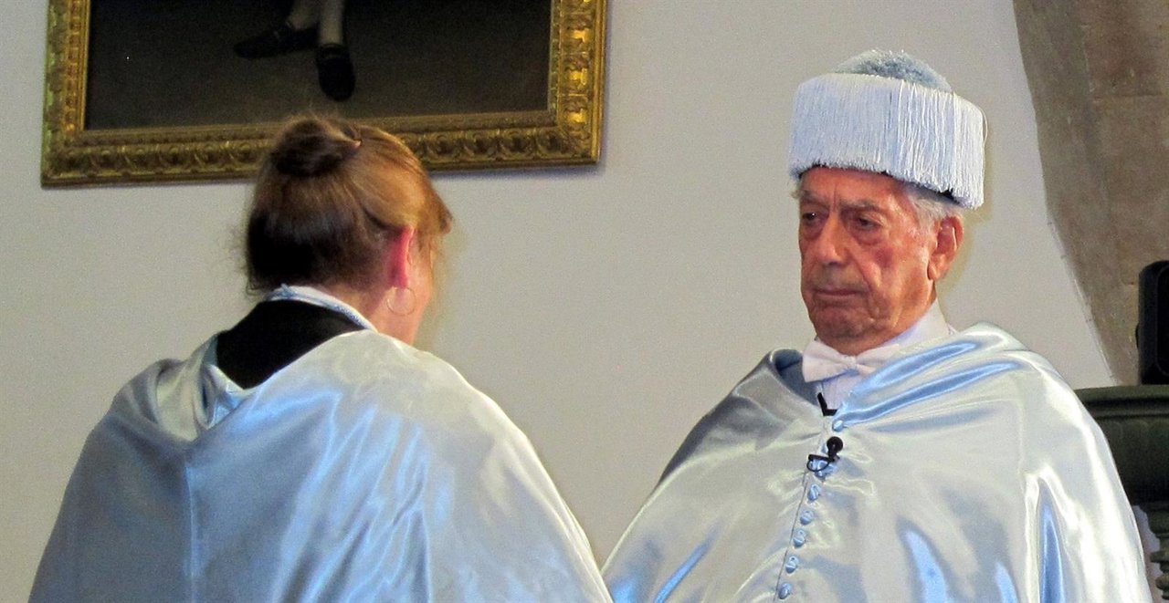 Vargas Llosa investido Honoris Causa por la USAL