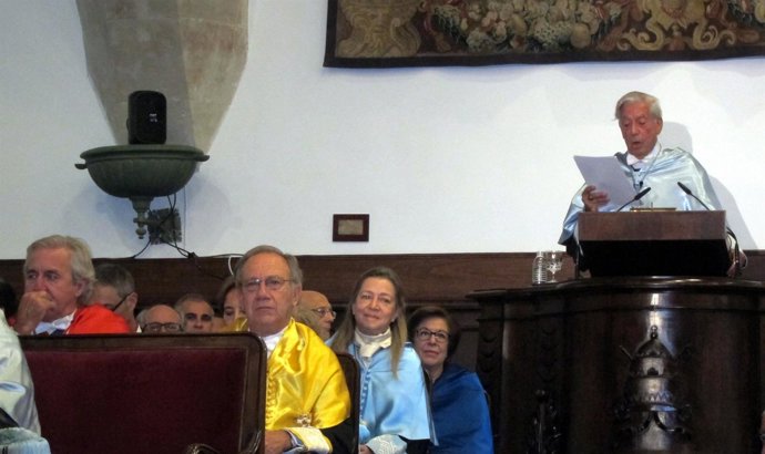 Vargas Llosa durante el acto en Salamanca