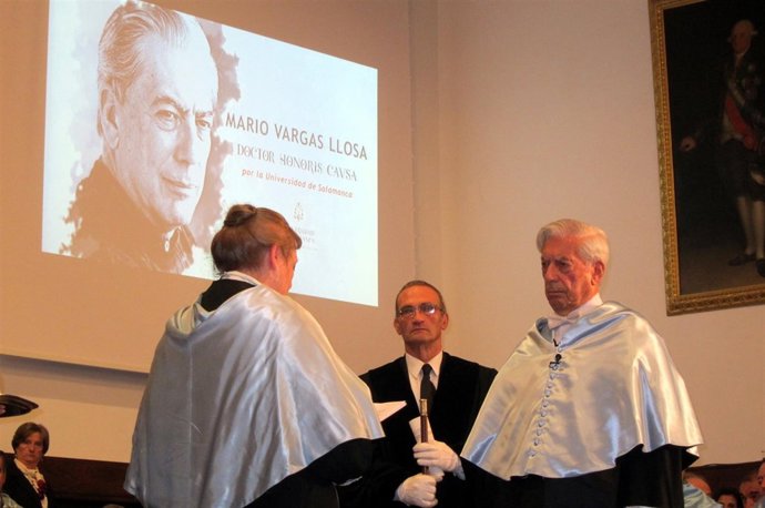 Acto de investidura de Vargas Llosa