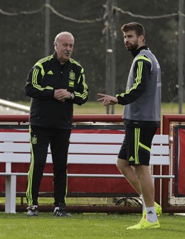 Vicente del Bosque y Gerard Piqué en un entrenamiento de la selección española