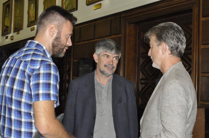 El alcalde de Zaragoza, Pedro Santisteve, con ediles de Barcelona y Badalona.