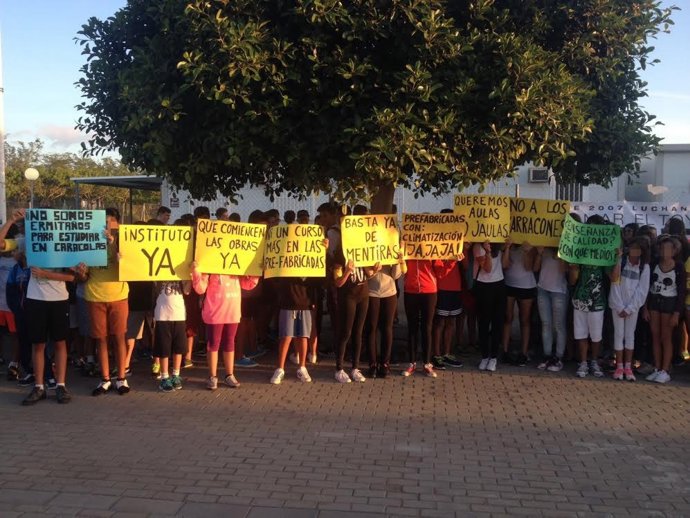 Alumnos del IES de El Toyo protestan ante las aulas