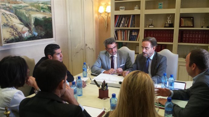 El consejero Felipe López, y el alcalde de Alcalá de Guadaíra, Antonio Gutiérrez