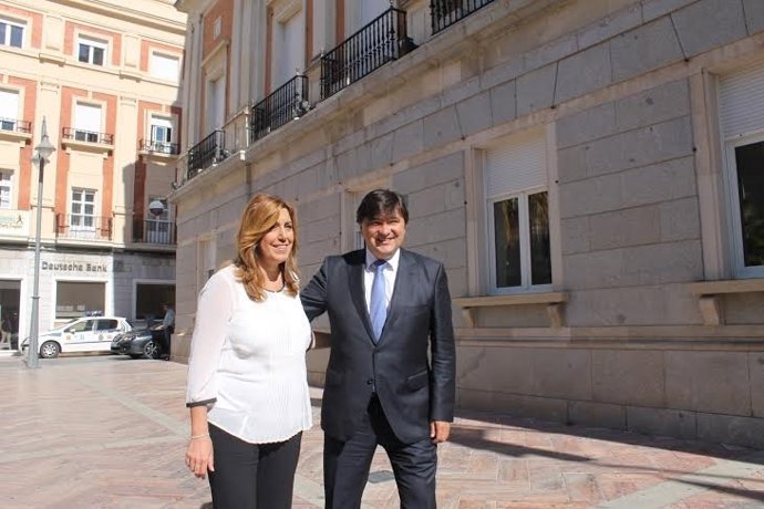 La presidenta de la Junta, Susana Díaz, y el alcalde de Huelva, Gabriel Cruz.