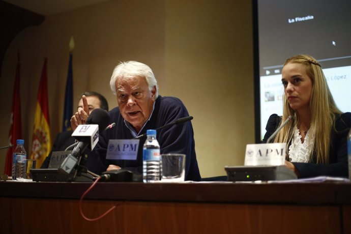 Felipe González y Lilian Tintori, esposa de Leopoldo López