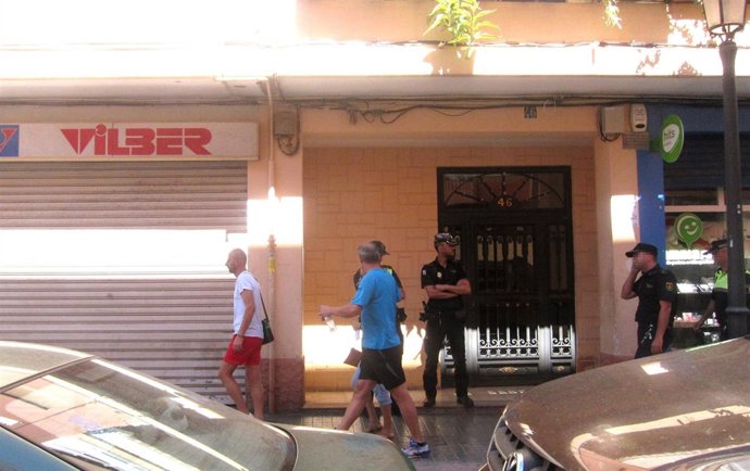 Familiares de la víctima saliendo ante el domicilio del siniestro